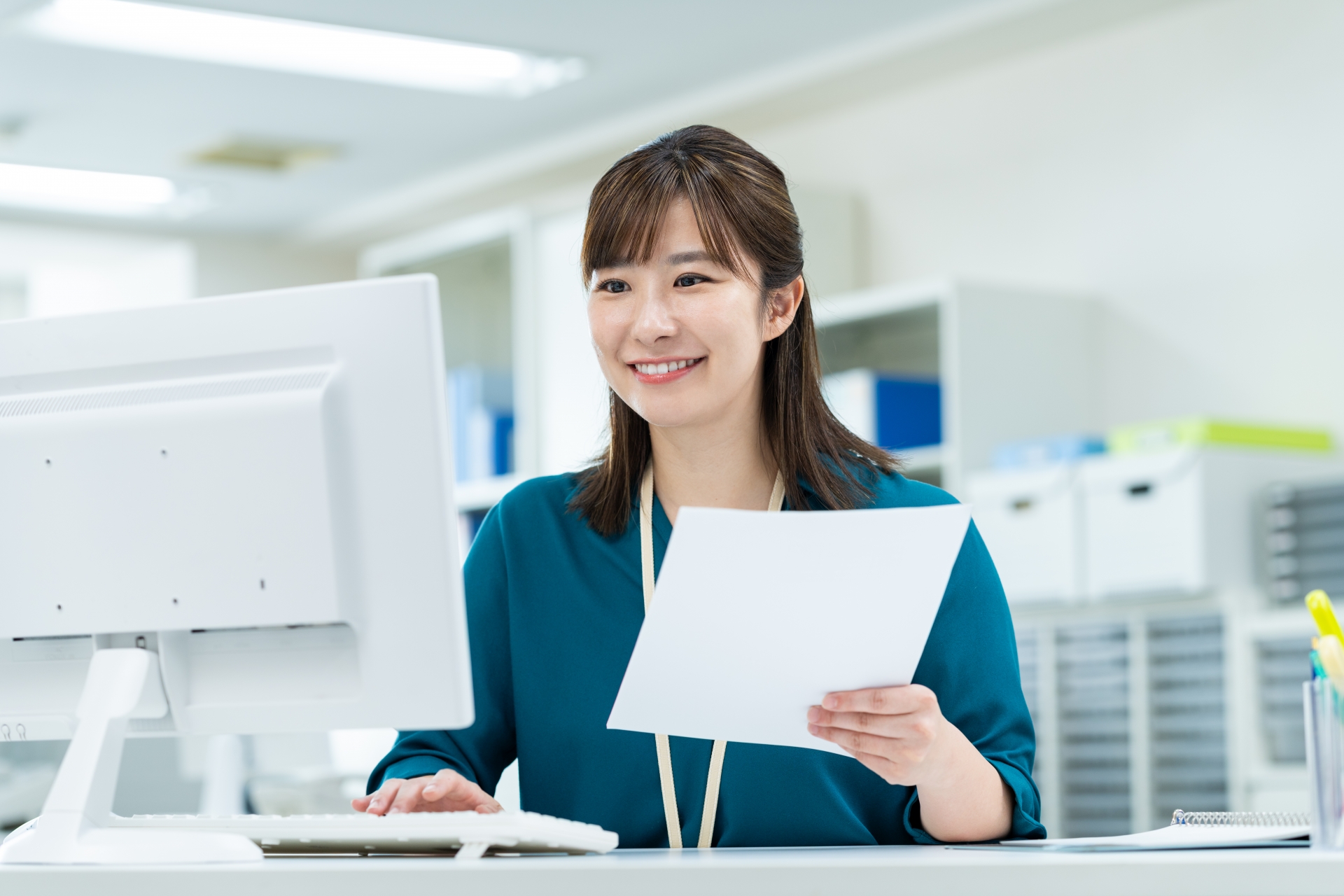 オフィスで働くビジネスウーマン