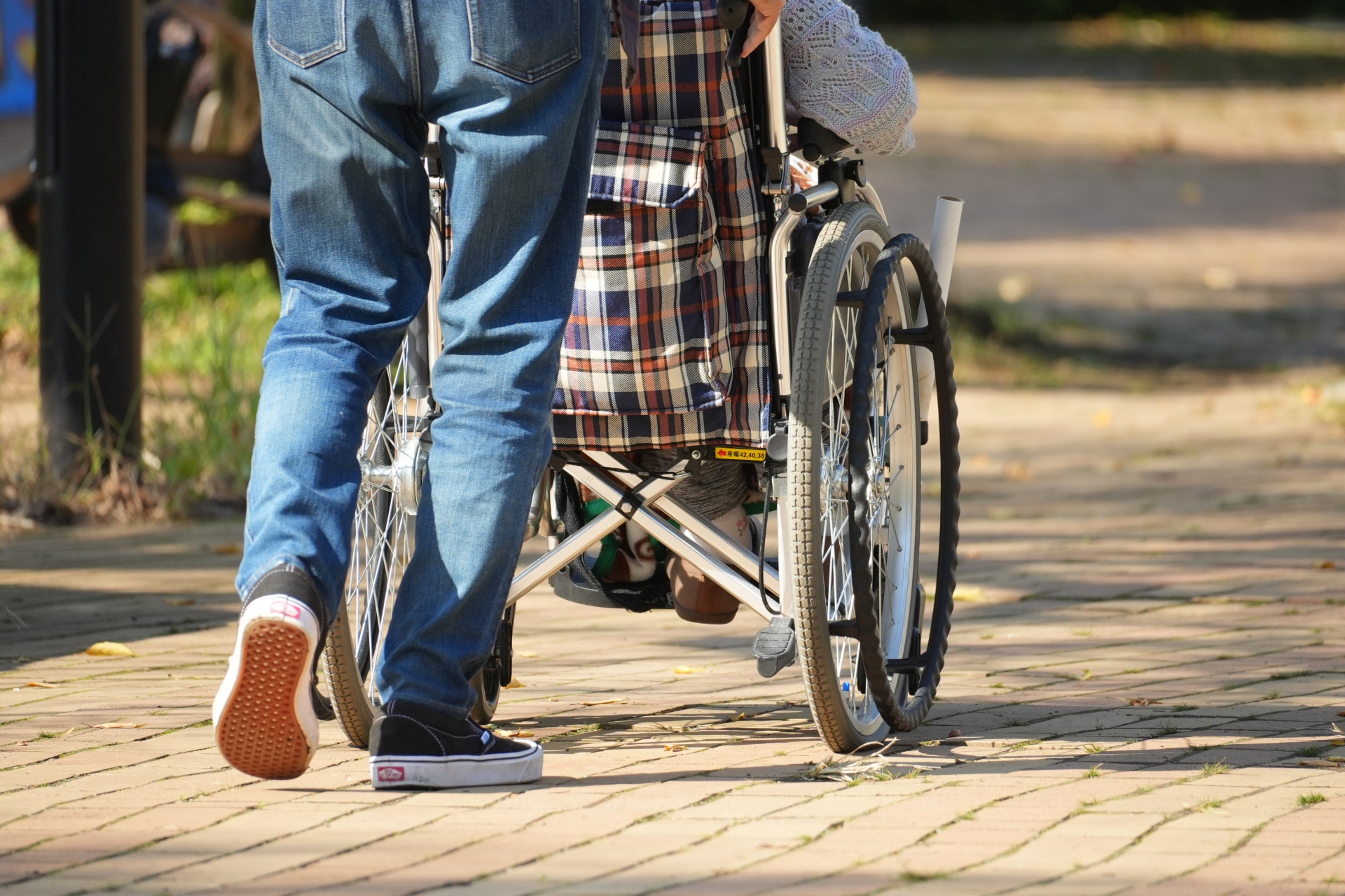 車いすを押して介護