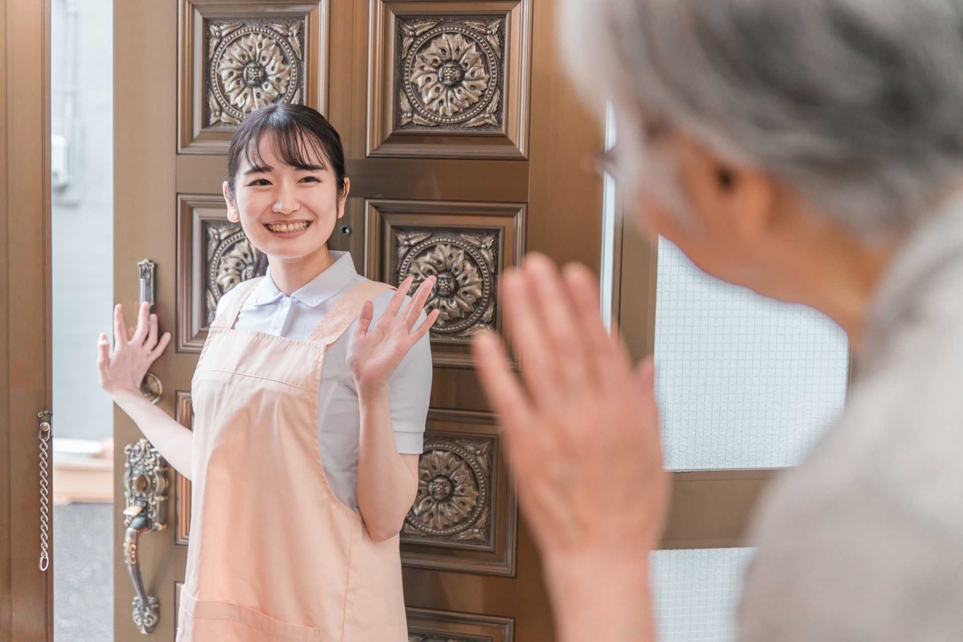 高齢者住宅に訪問する女性