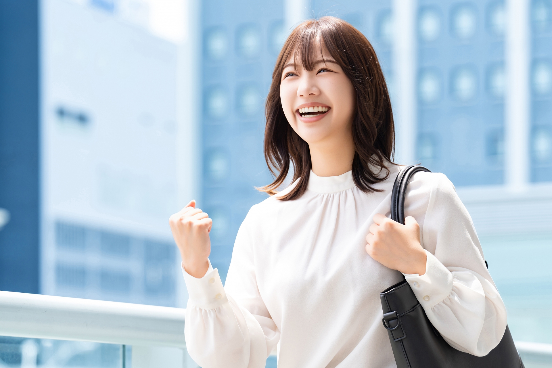 笑顔でガッツポーズをする元気な女性