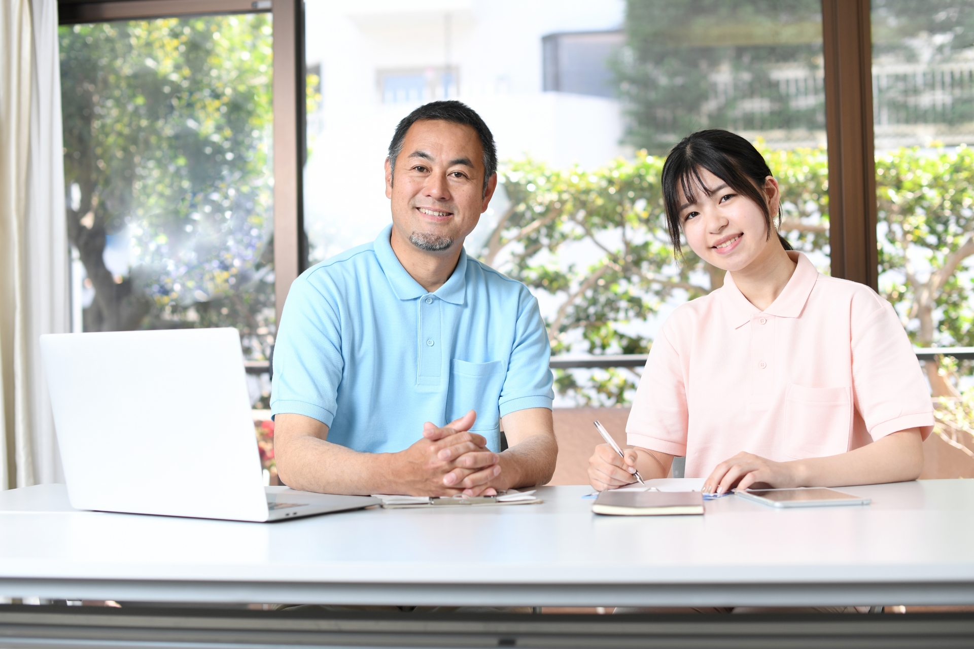 介護士の笑顔の男女スタッフ