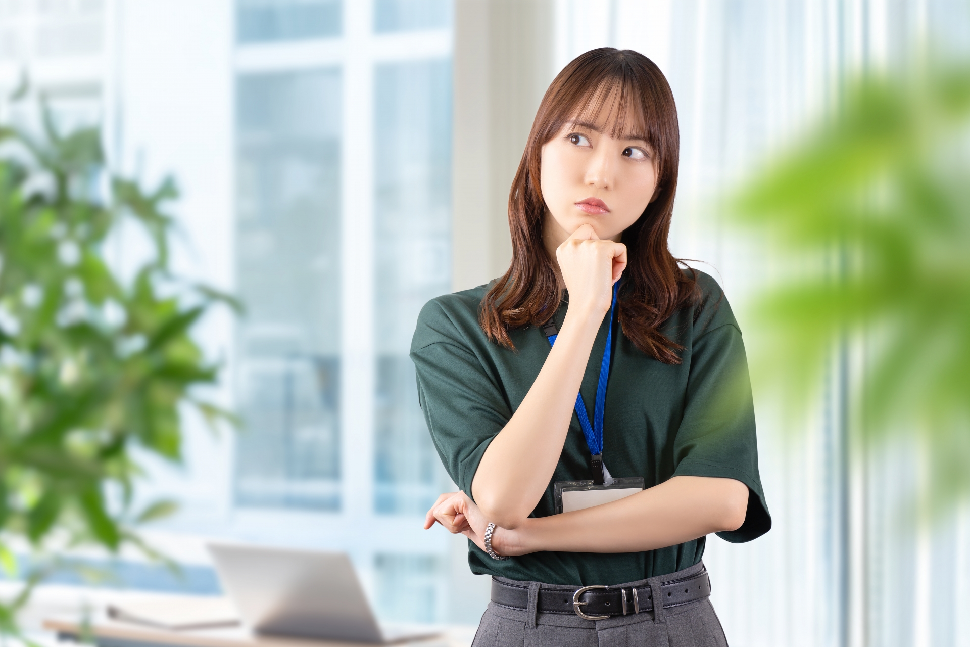 考えごとをする女性