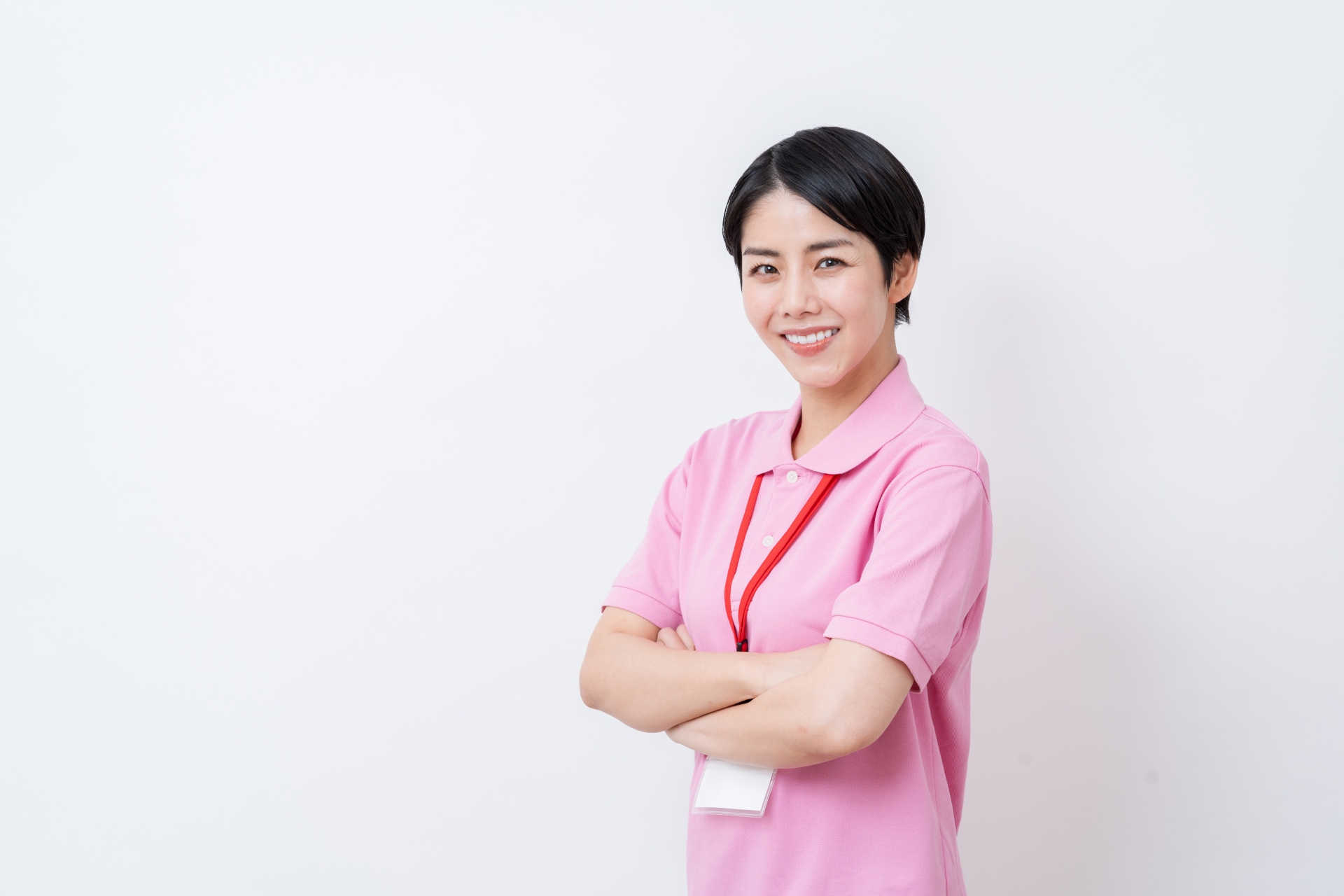 腕組みしている介護士の女性