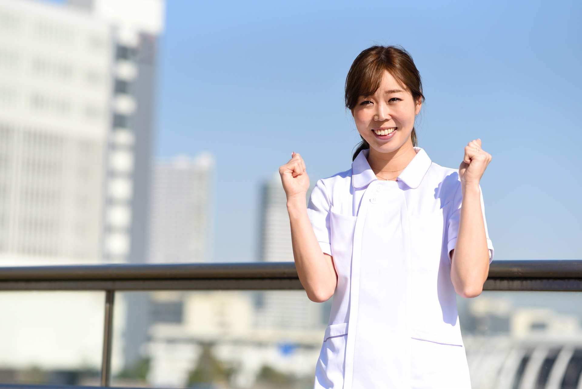 ガッツポーズをする白衣の女性