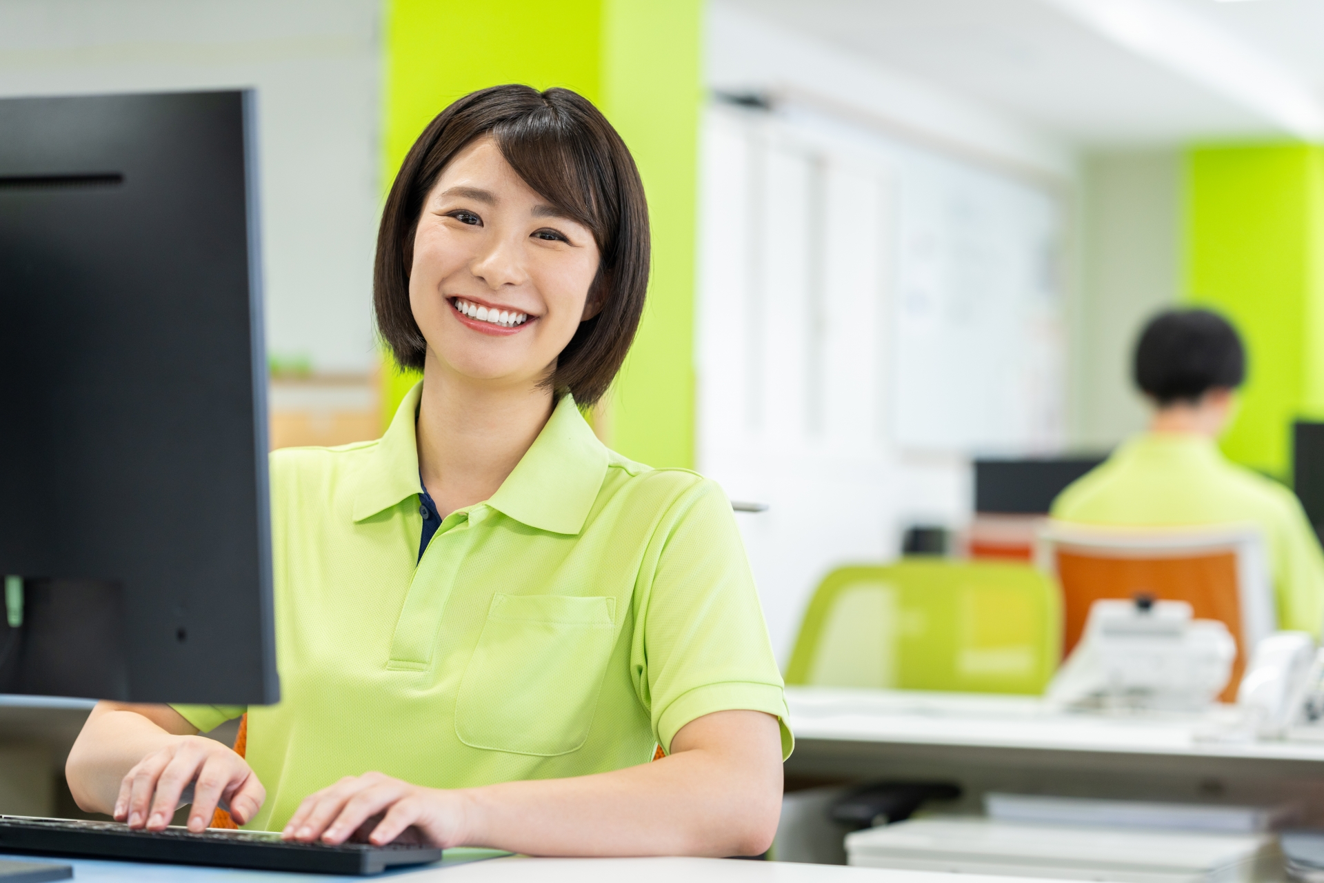 パソコン操作をする笑顔の女性