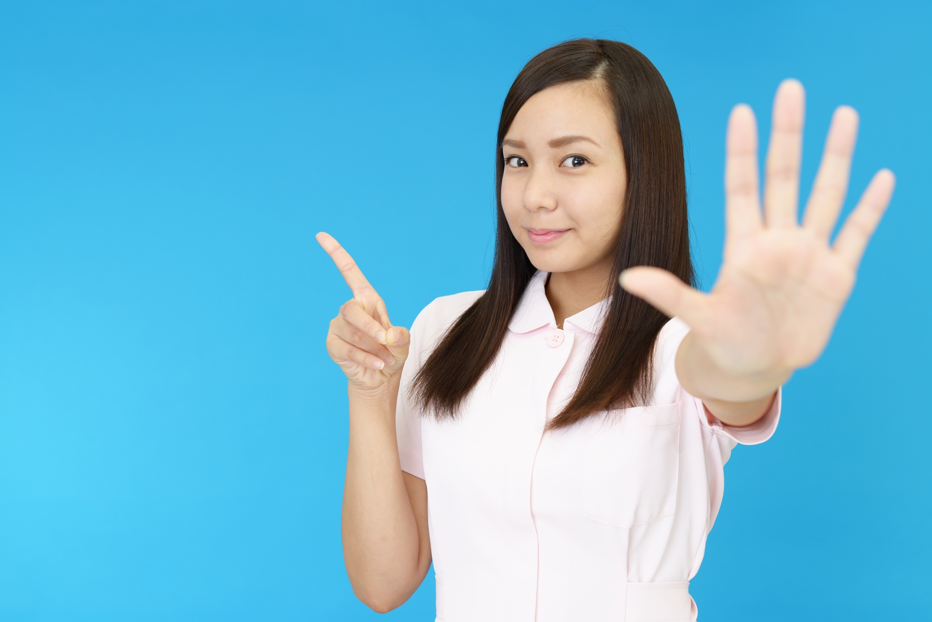 ストップのジェスチャーをする看護師