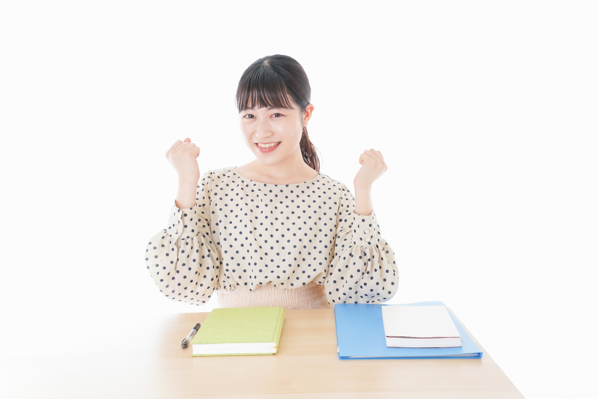 ガッツポーズをする笑顔の女子学生