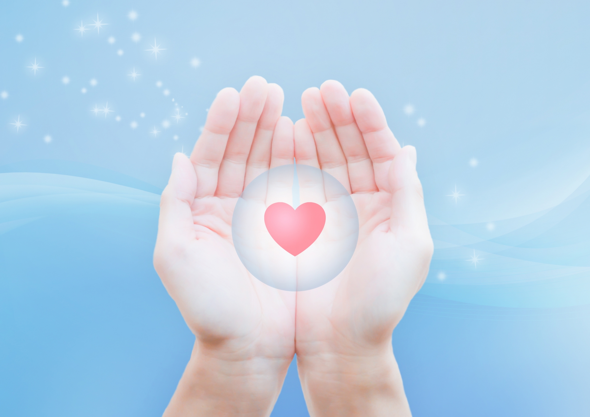 両手の上にハートの画像
