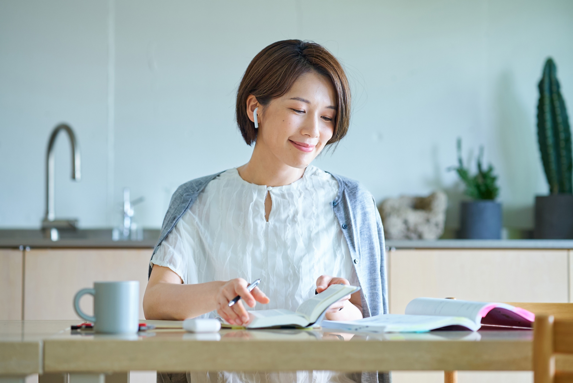 リビングで勉強する女性