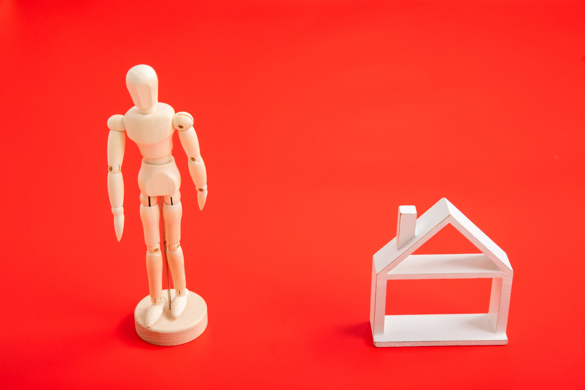 デッサン人形と家の模型　