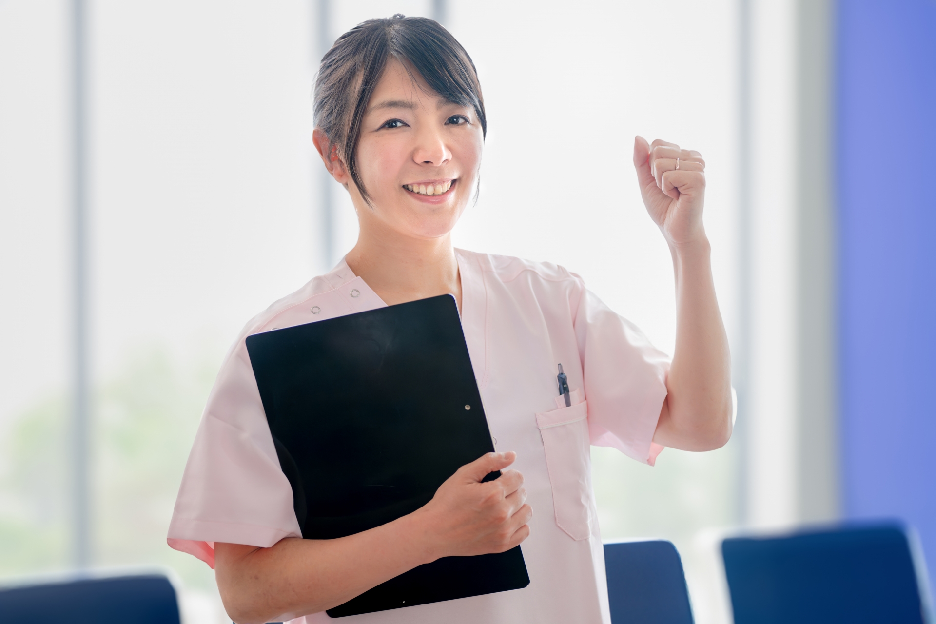 ガッツポーズをする介護職の女性