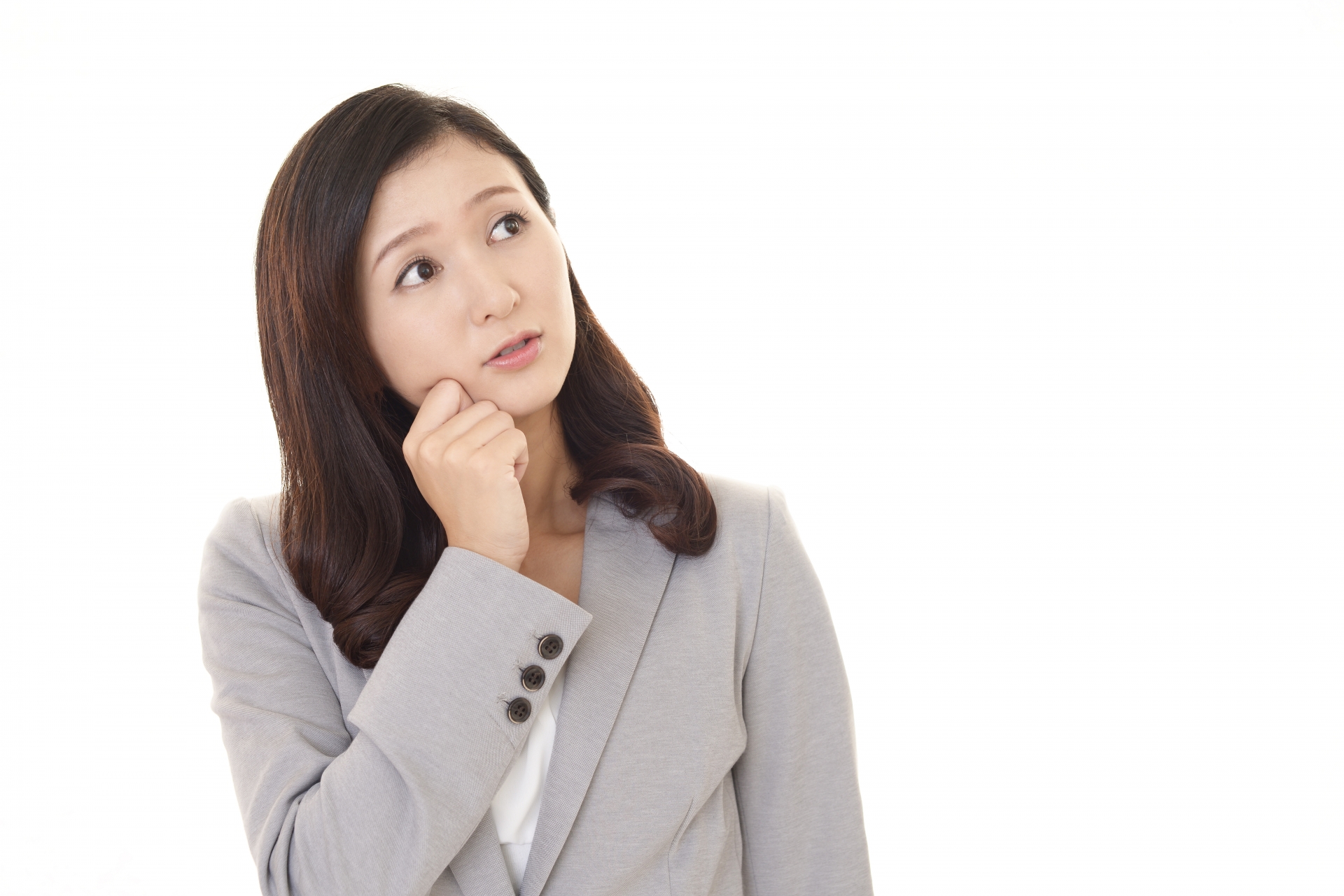 斜め上を見て考える人