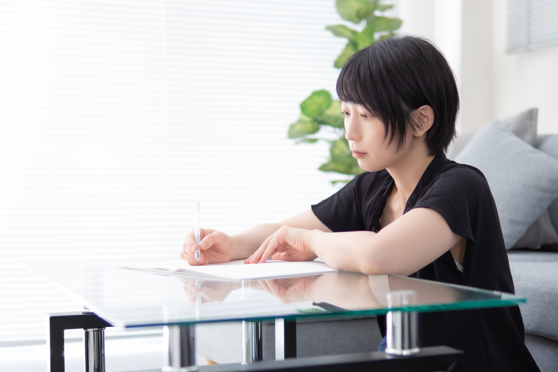 勉強をする黒い服を着た女性