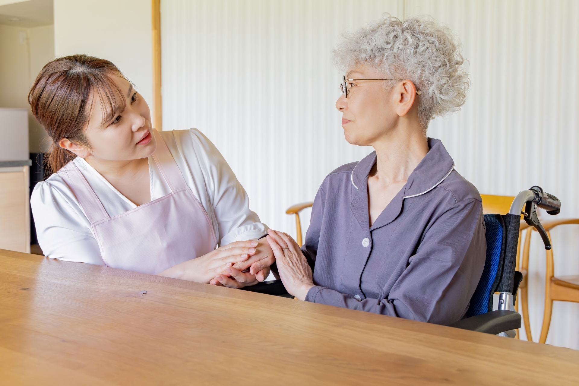 利用者の話を聞く介護士