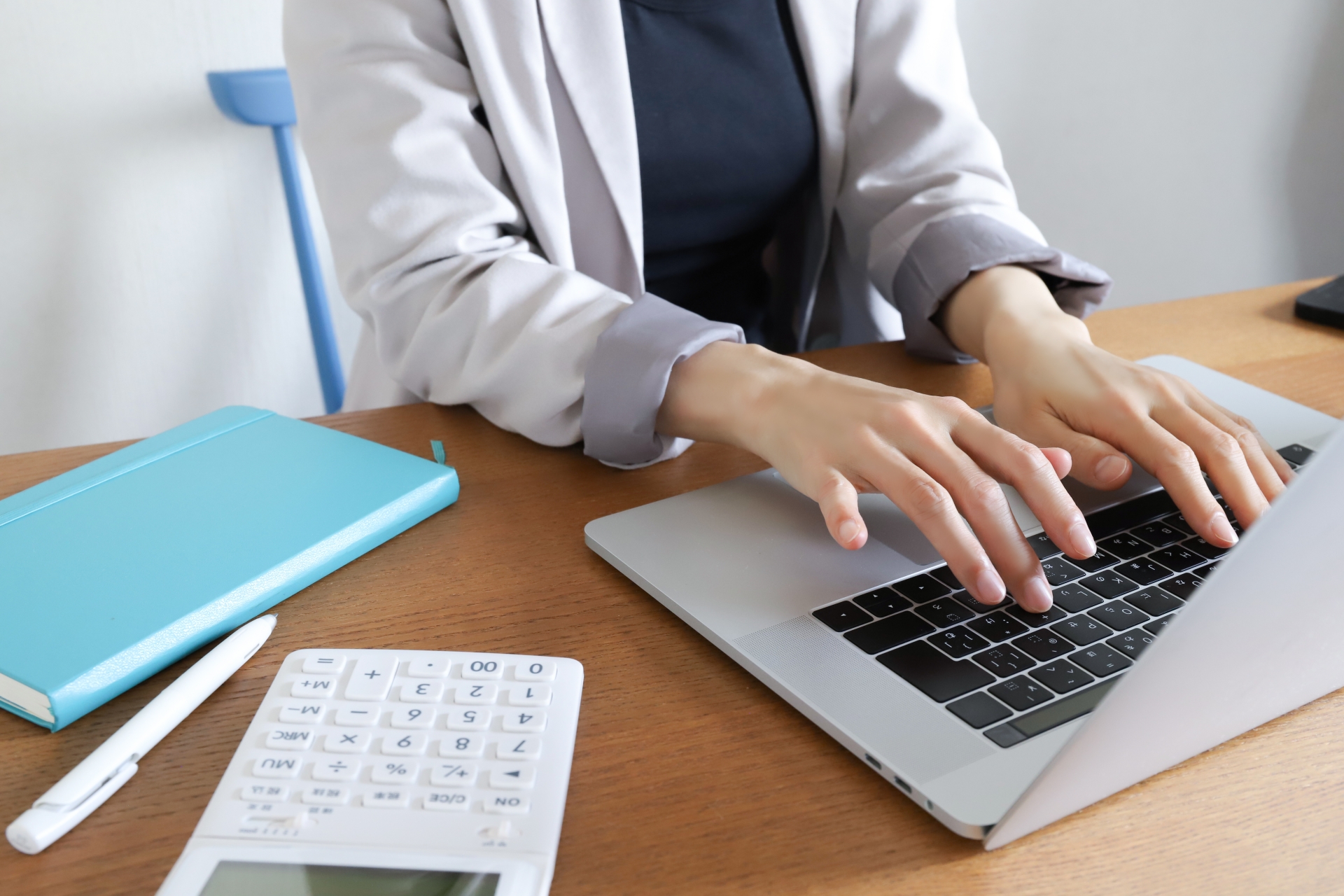 パソコンを使って働く手元