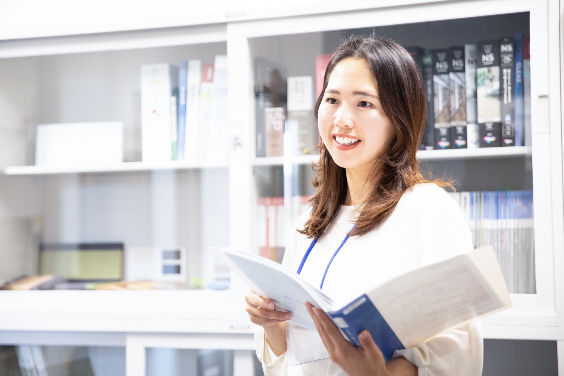 事務所でファイルを手に持つ女性