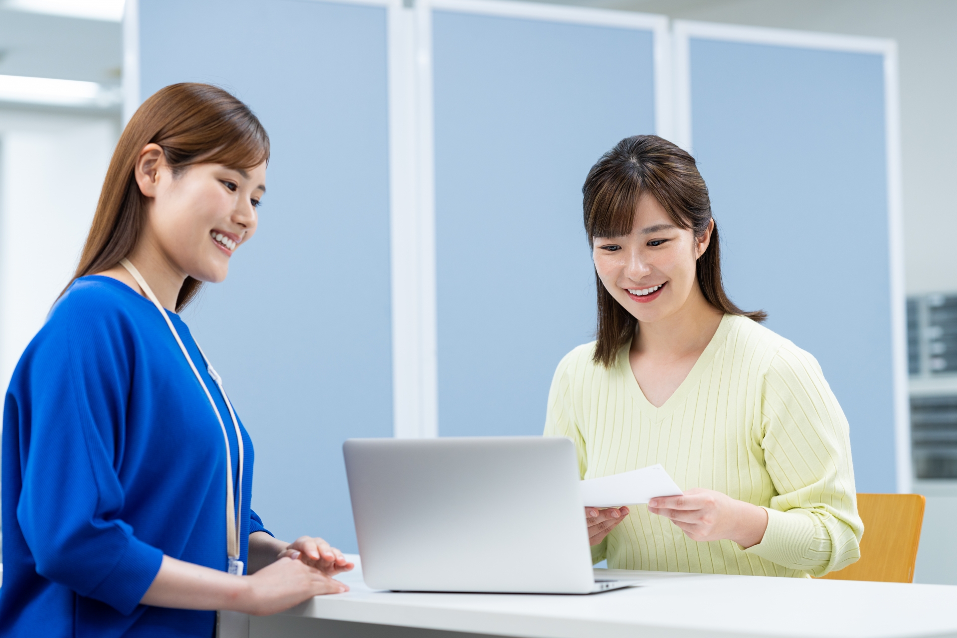 パソコン画面を見て微笑む女性たち