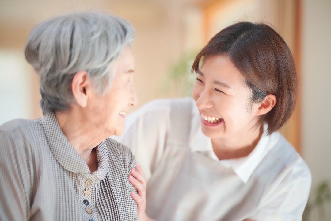 高齢者と話すヘルパー