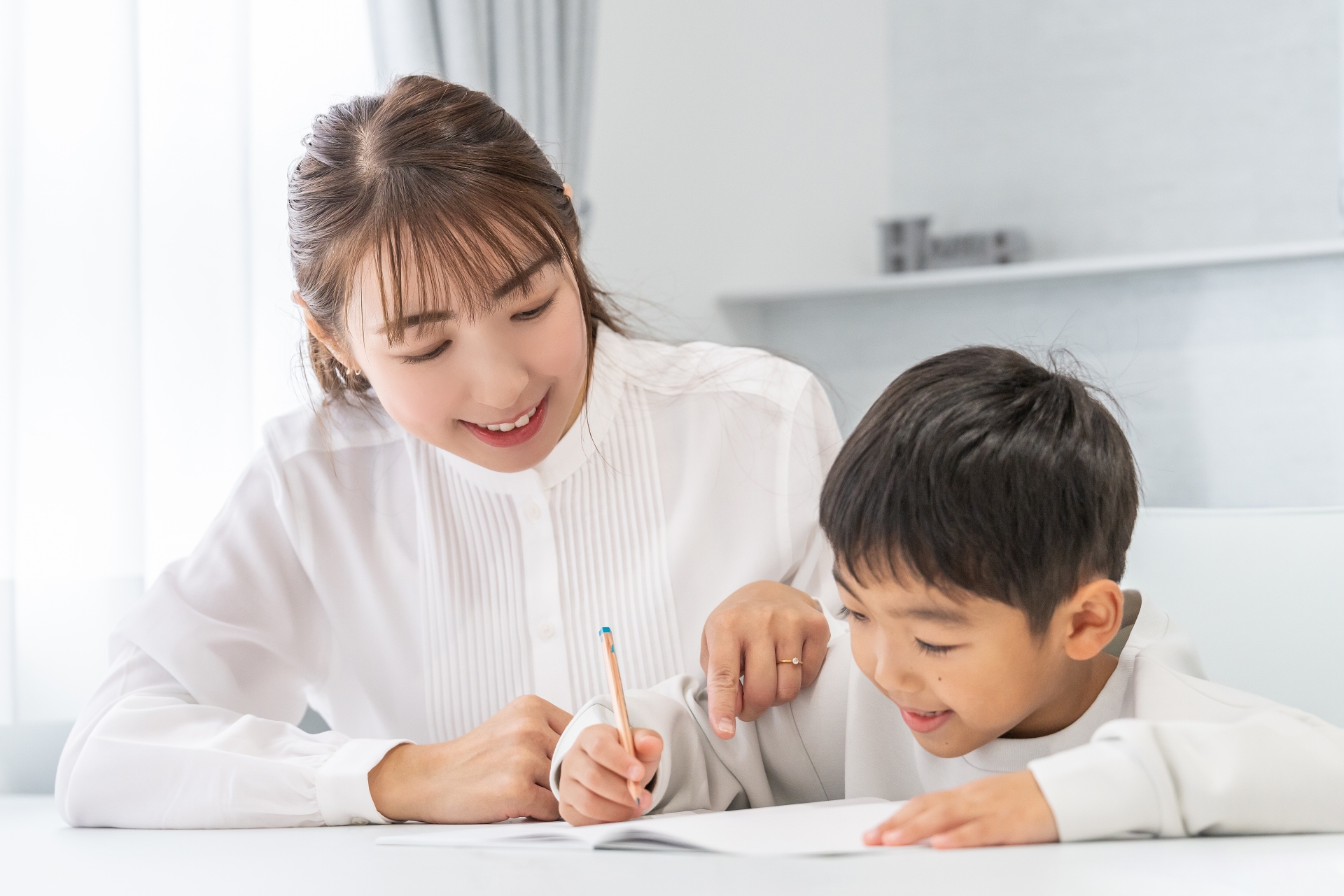 子供に勉強を教える母親