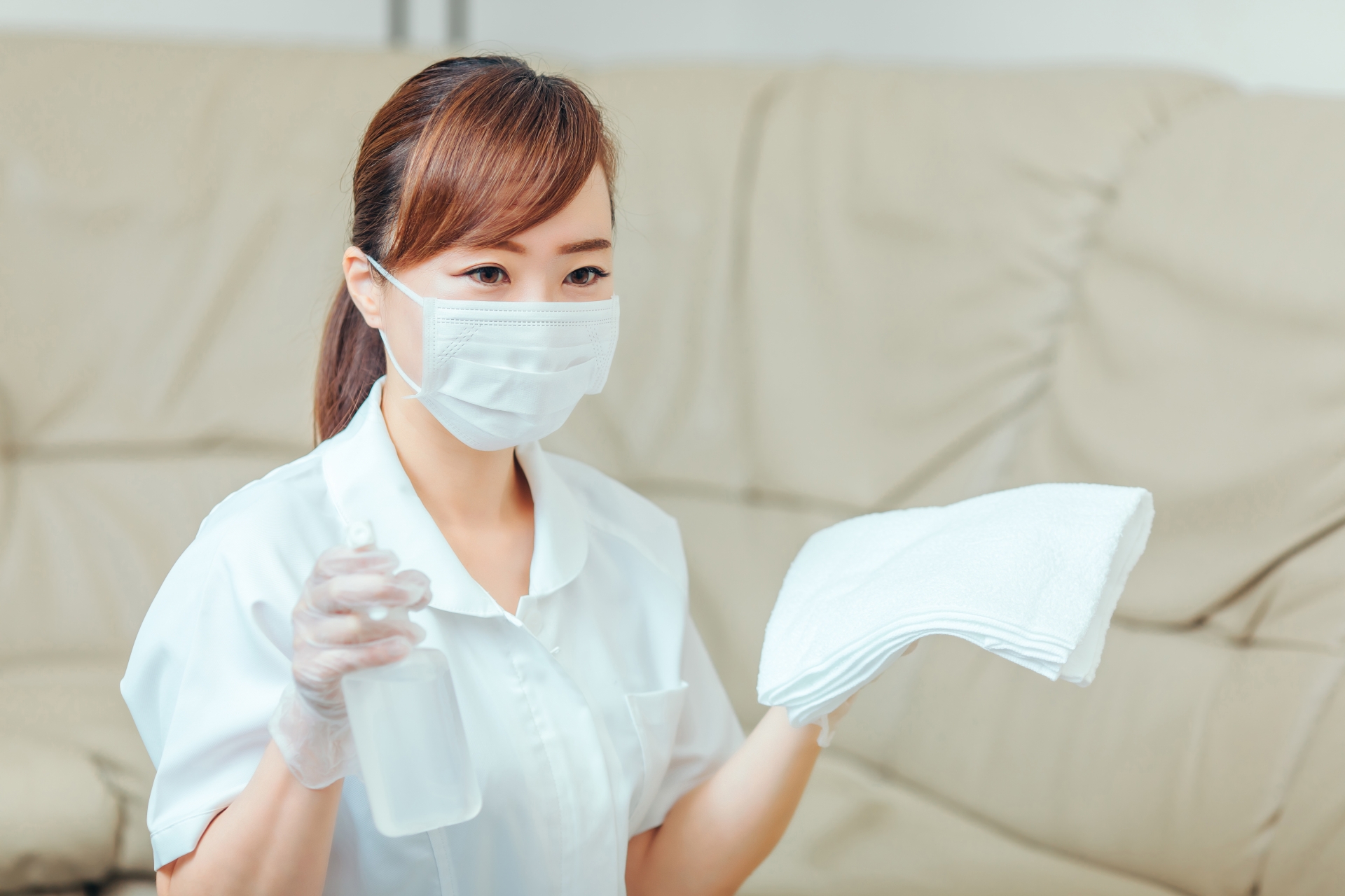 マスク介護士女性