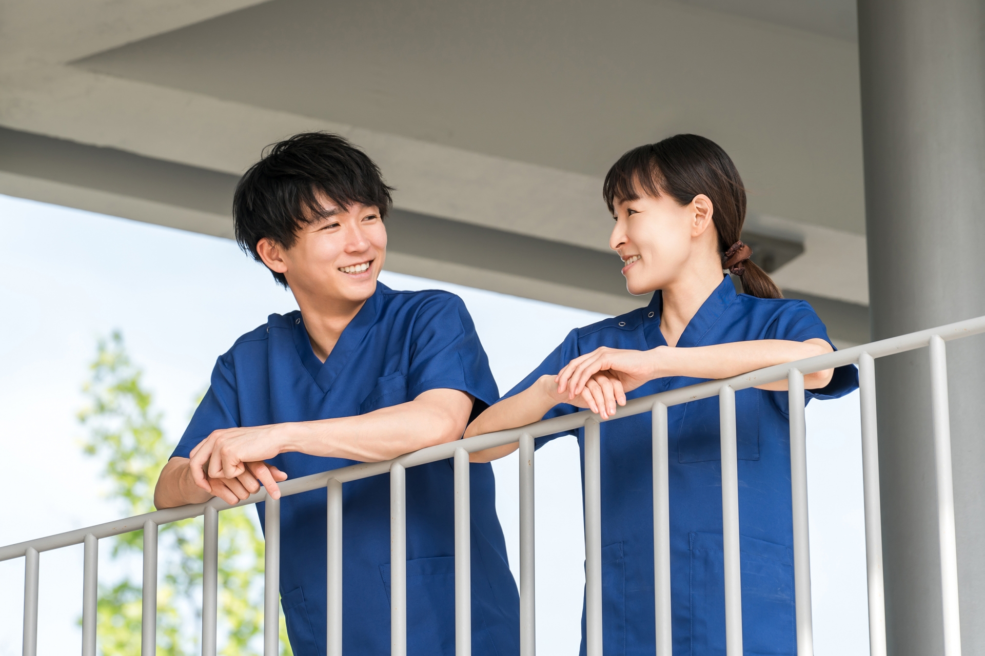 屋根の下で話す男女