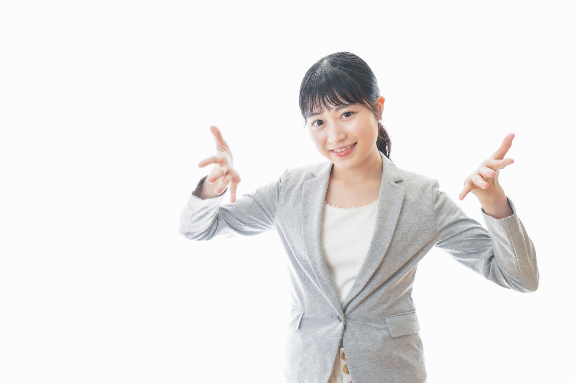 両手を広げる女性