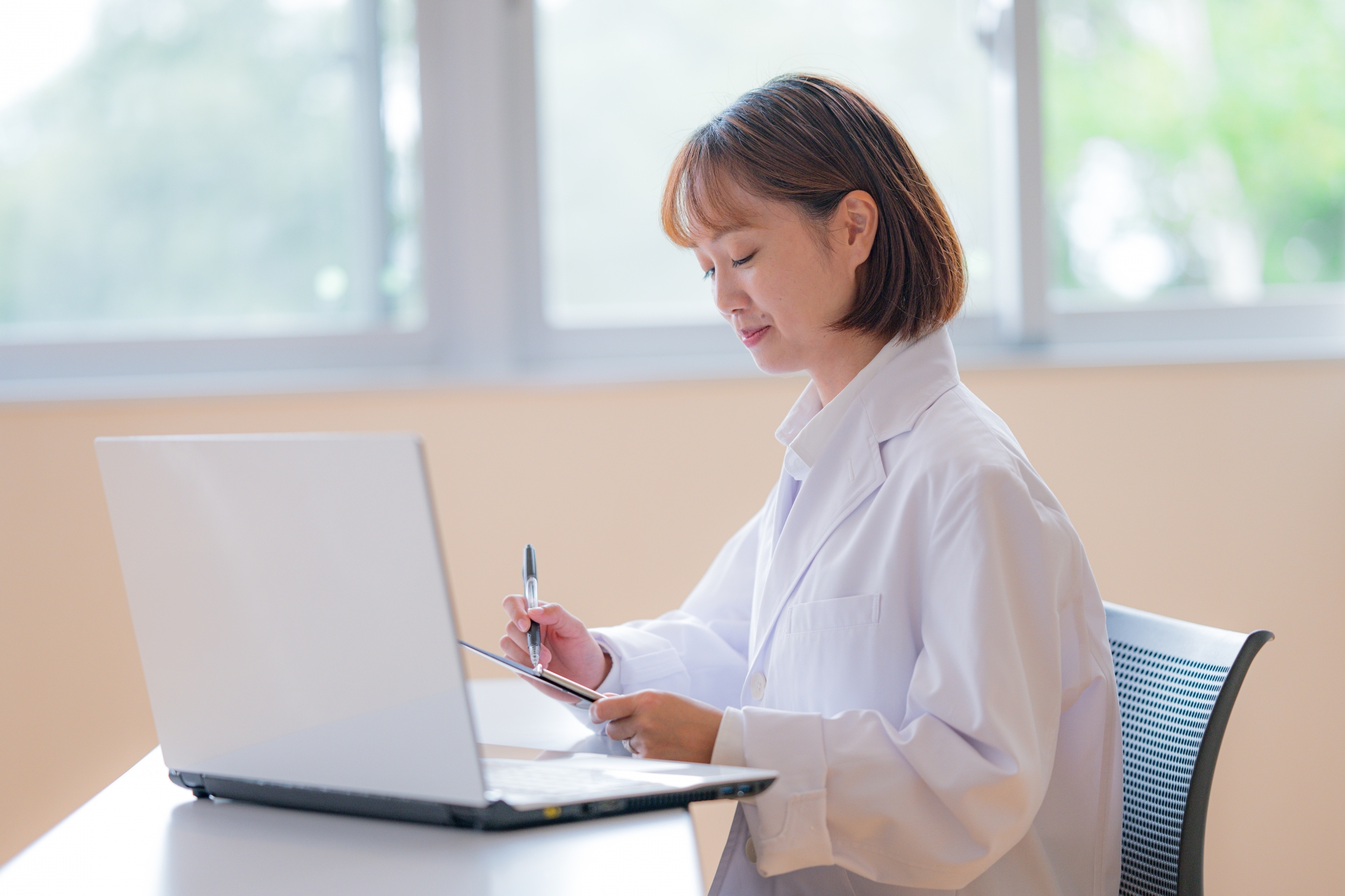 パソコンで作業をする白衣の女性