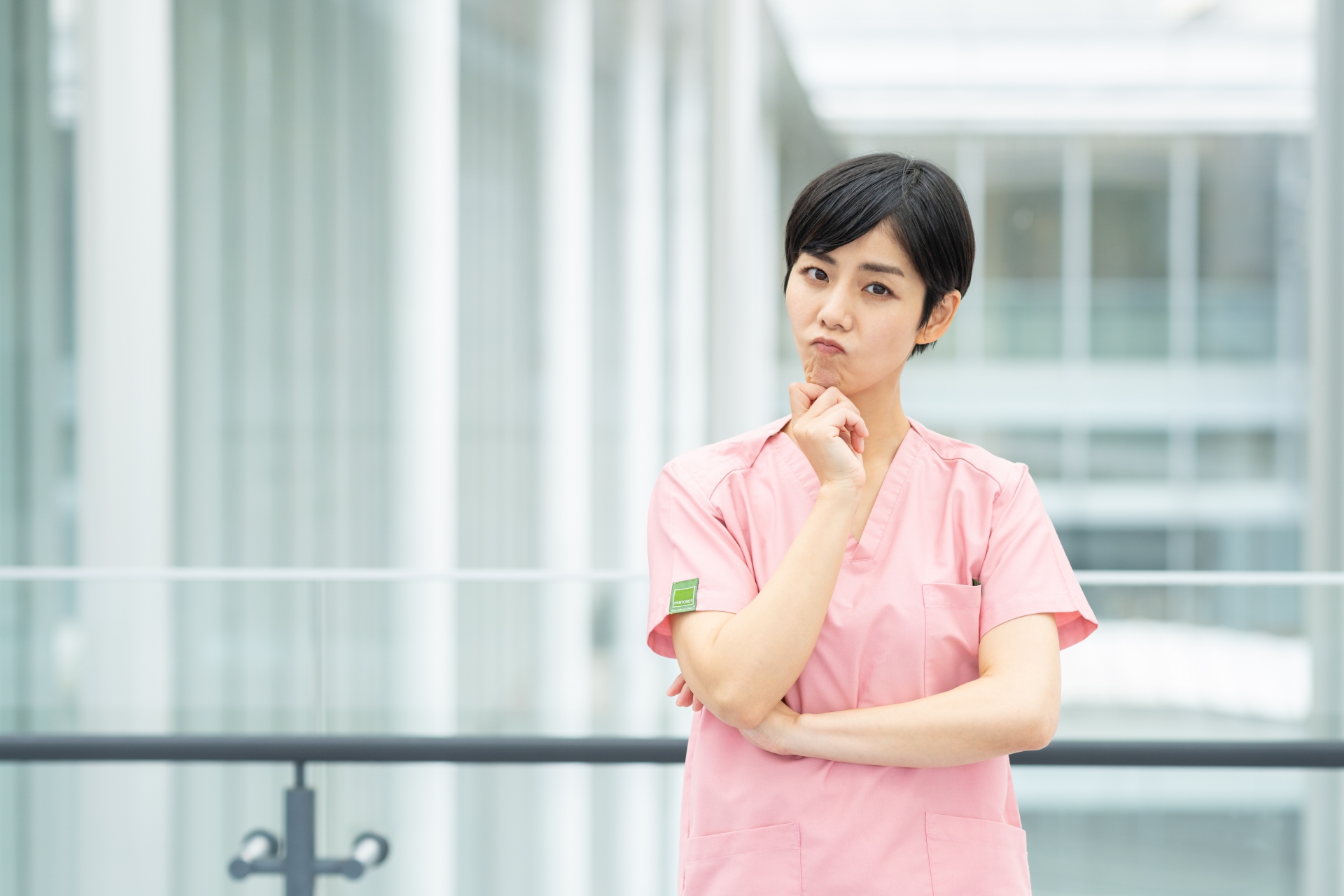 悩む看護師の女性