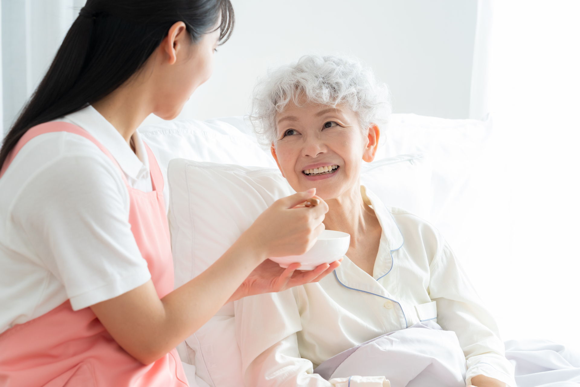 女性を介護をする介護士