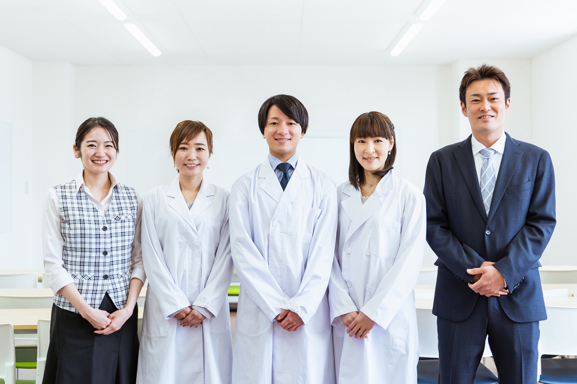 正面を向く医療従事者たち