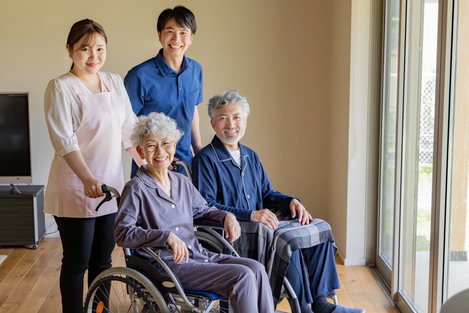 二組の高齢者と介護士