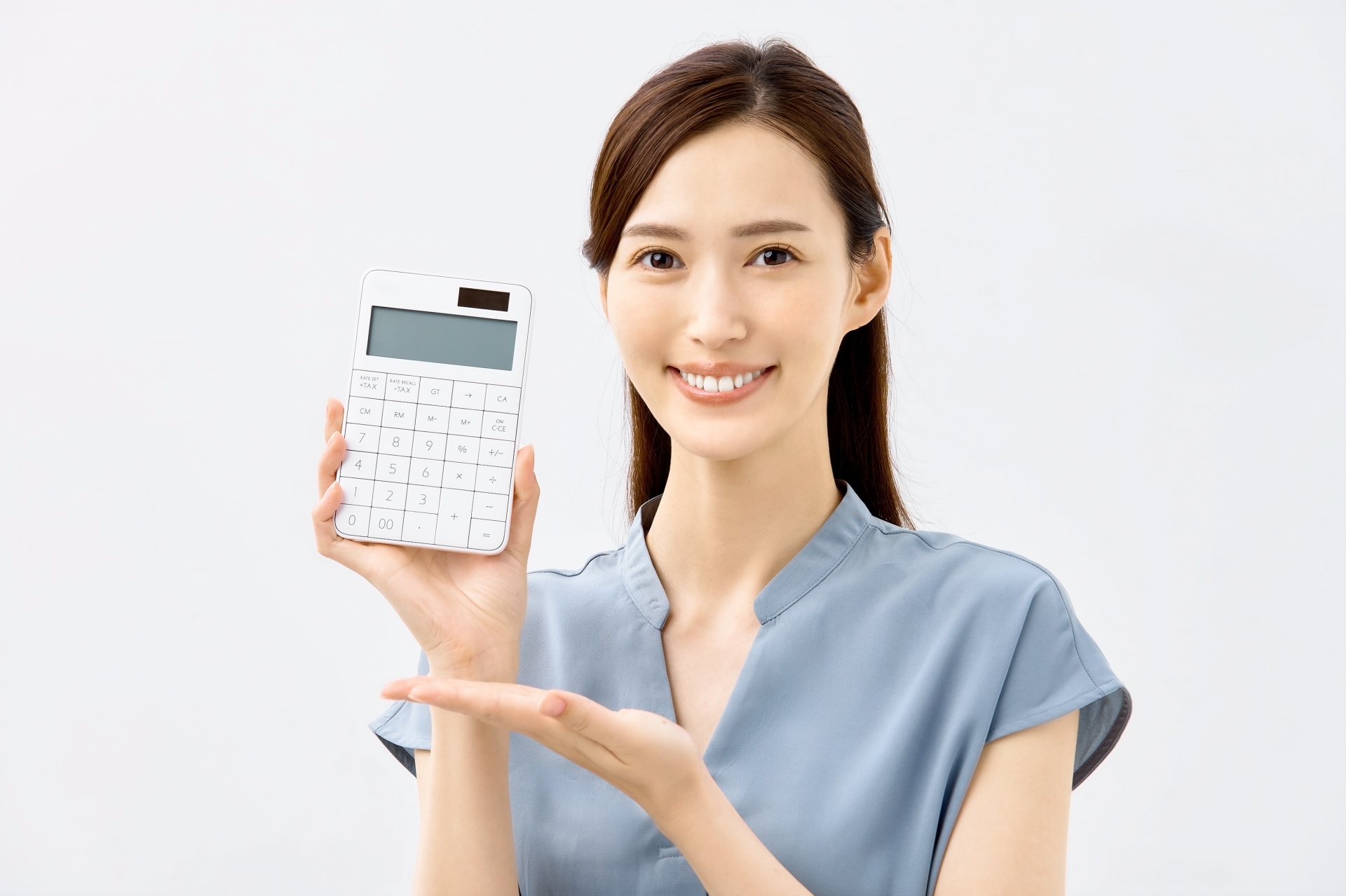電卓を持つ女性