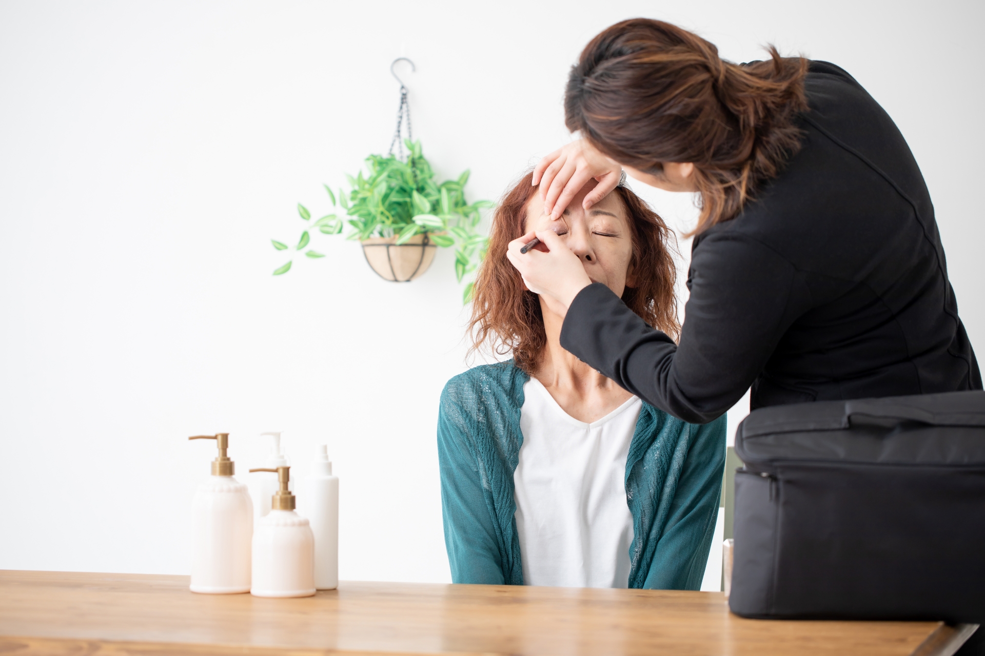 美容部員にメイクされる中高年女性(アイライン)