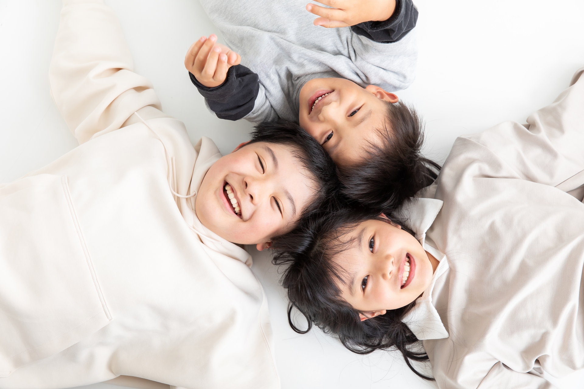 笑顔で寝転がる子ども