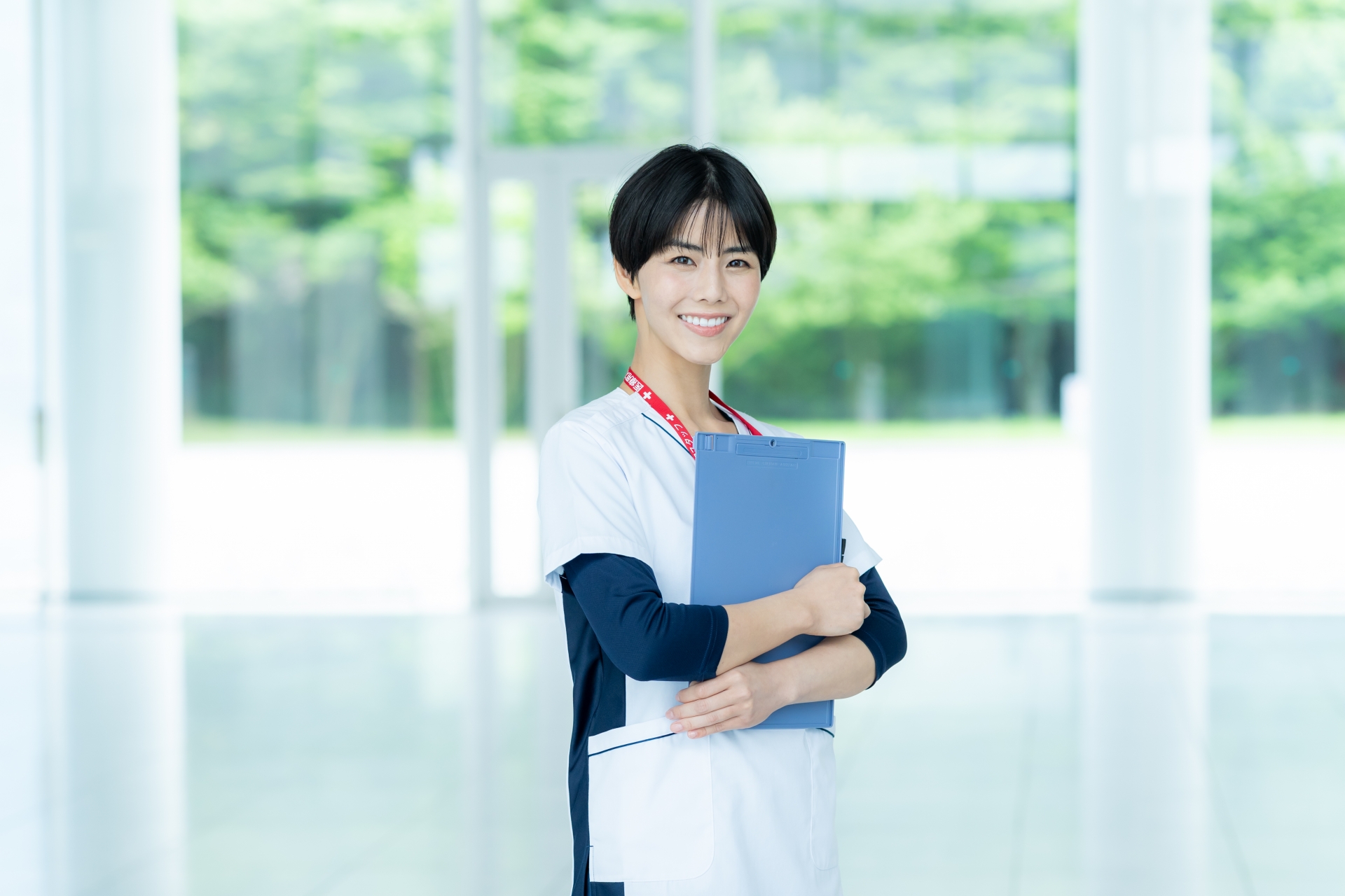 バインダーを抱える笑顔の介護職員