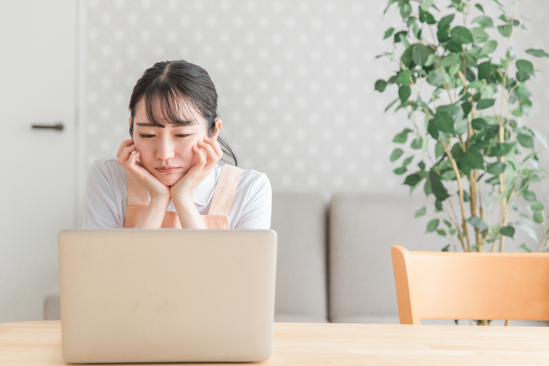 パソコンを使う女性（考える・困る）