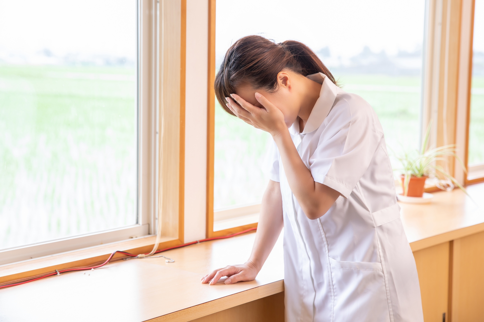 頭を抱える女性