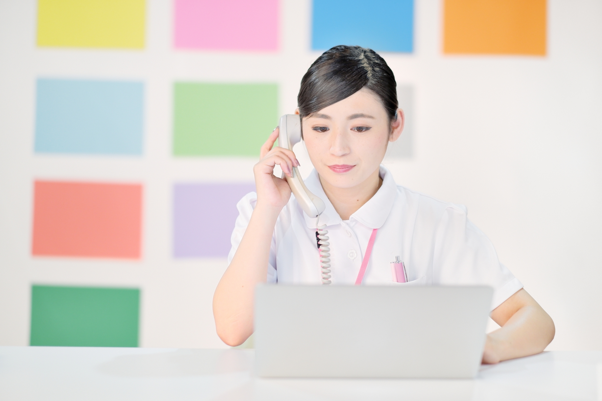 電話する介護士