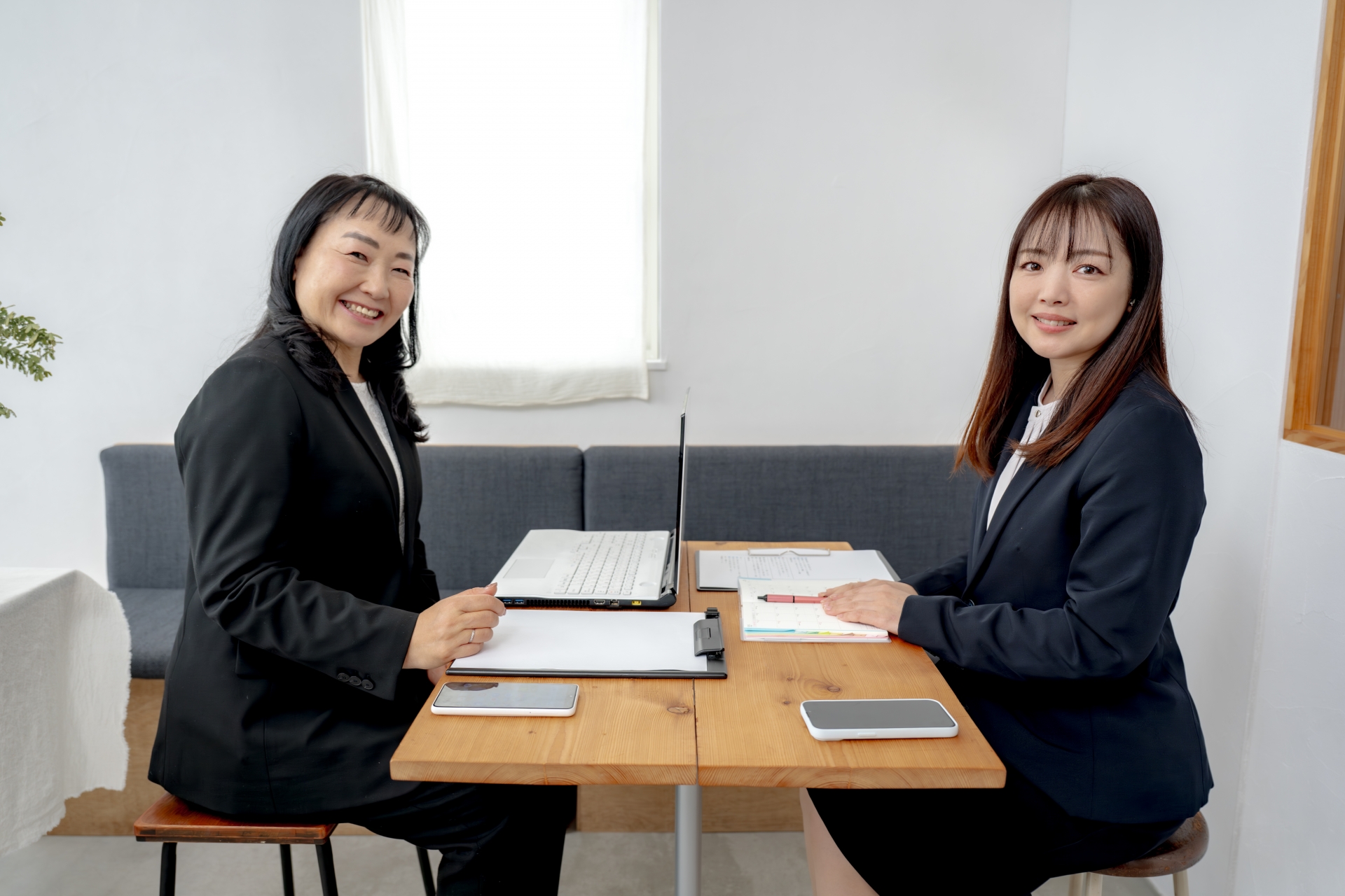 面談するビジネスウーマン達