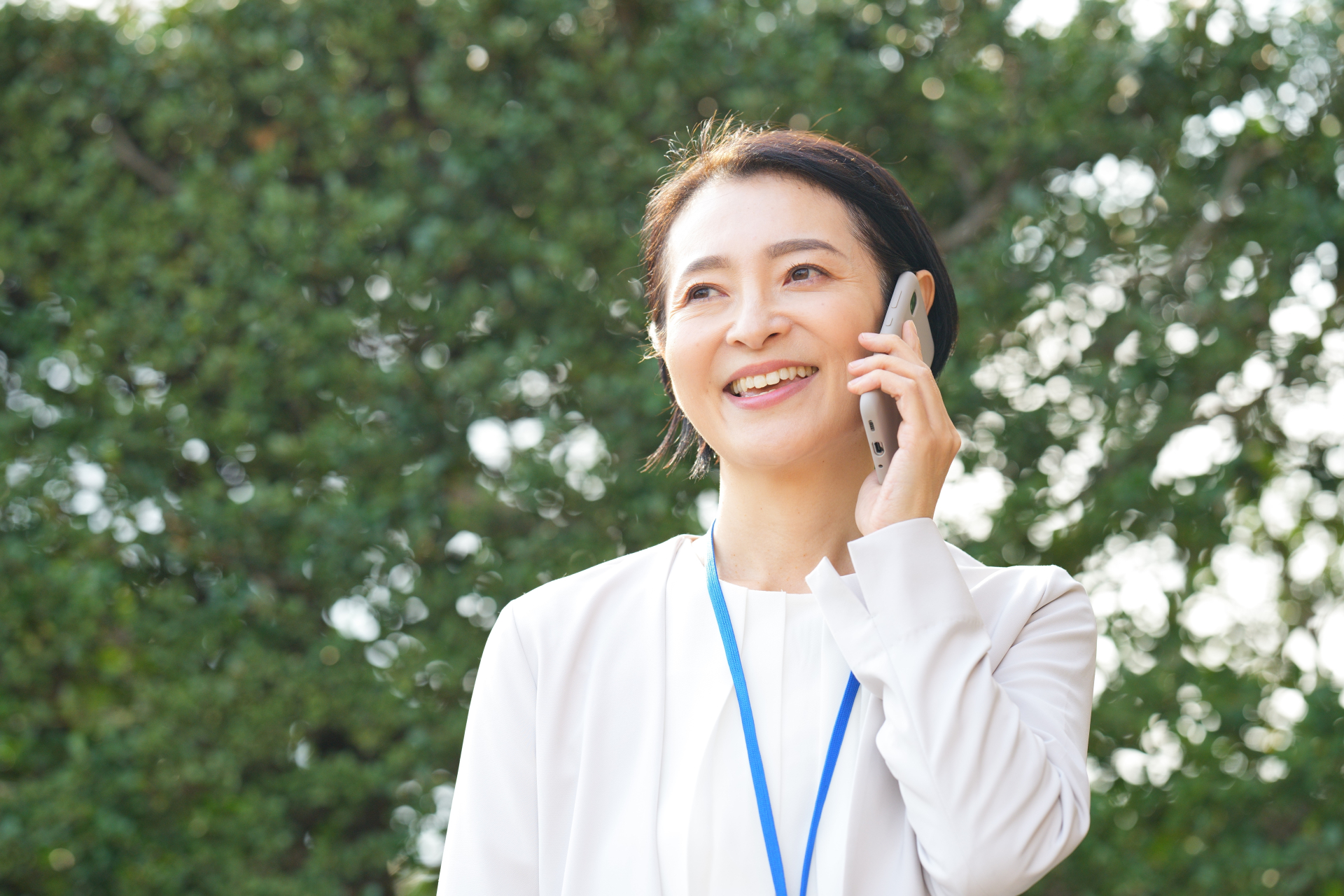 電話で話をする女性