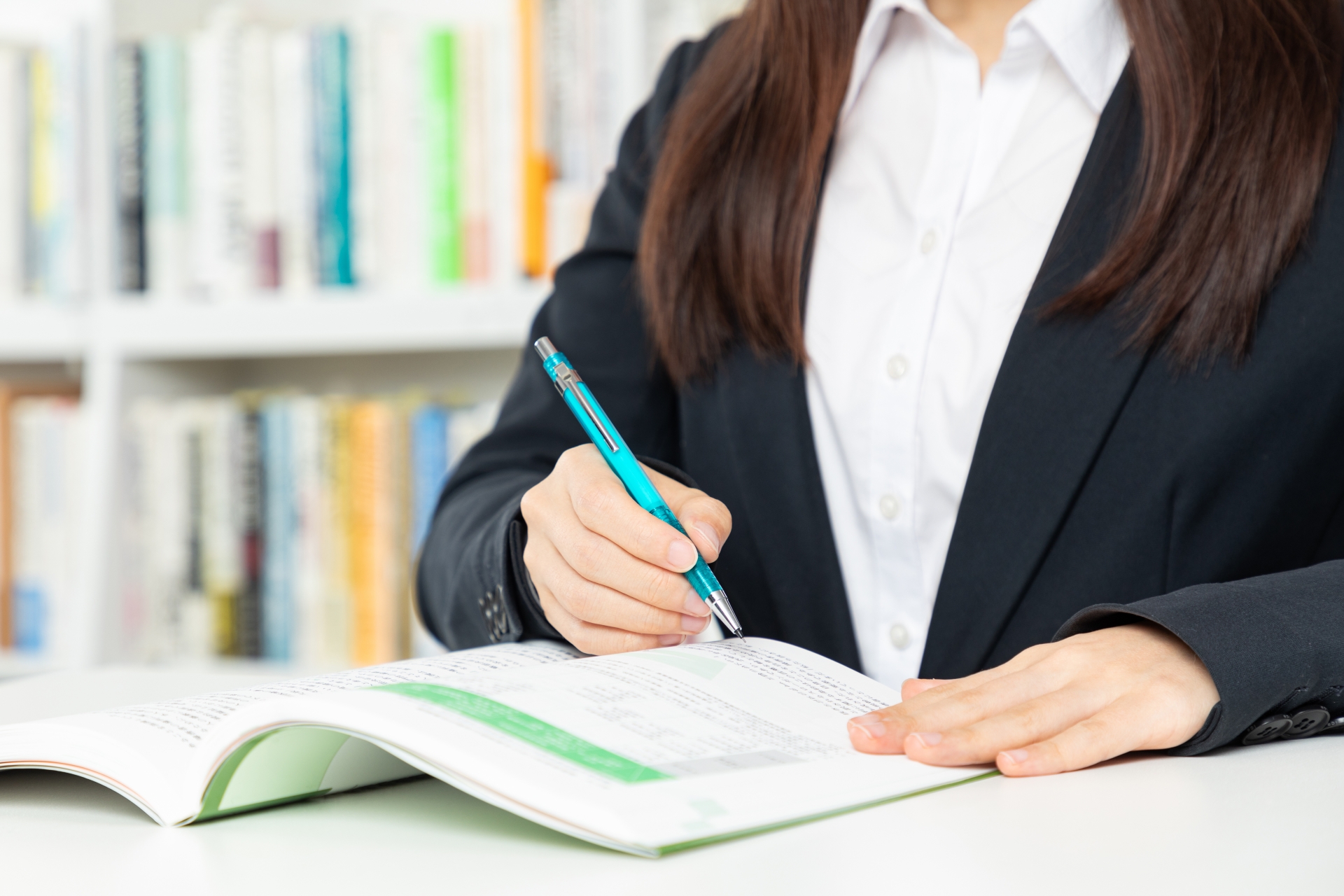 勉強をする社会人の手元