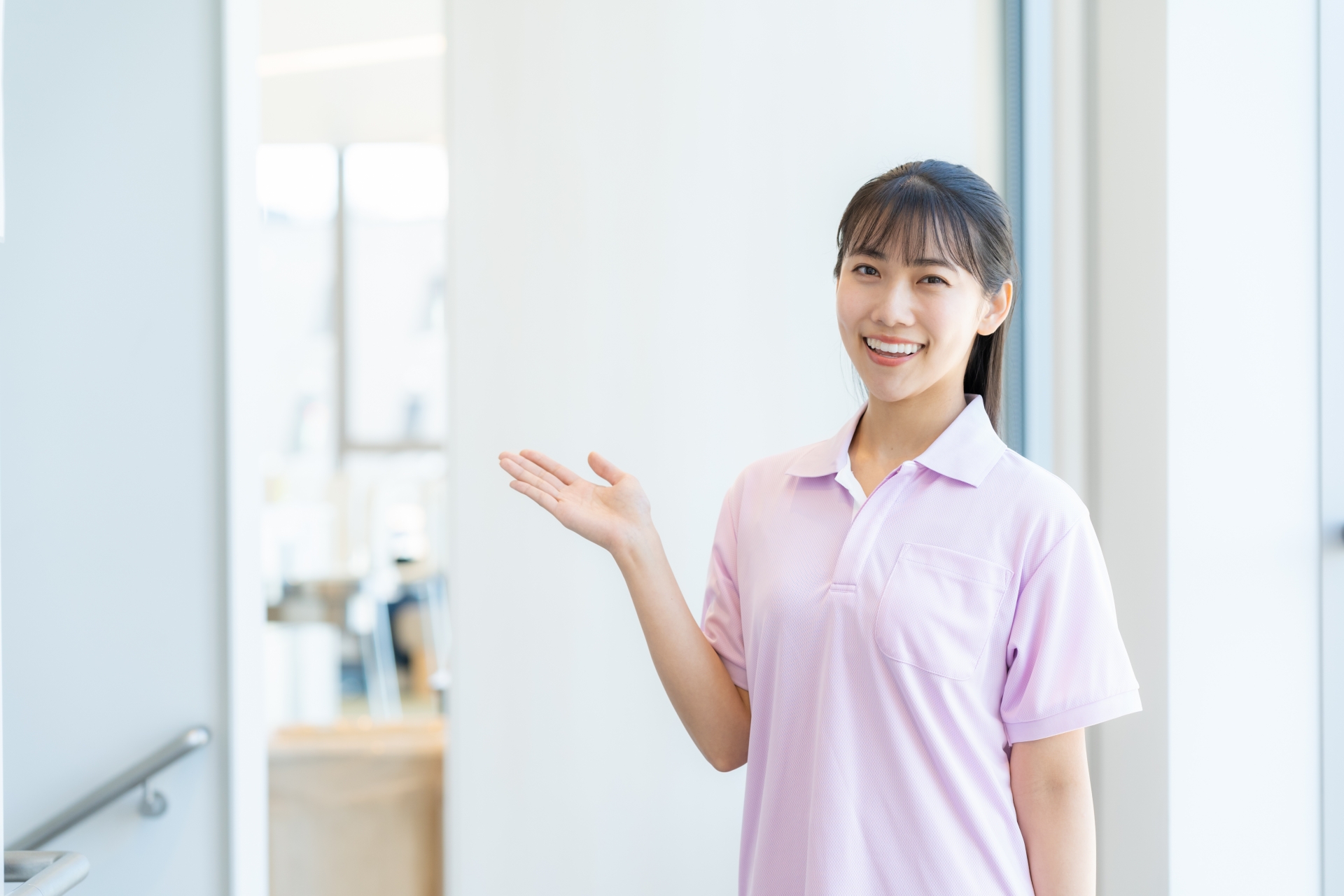 手を差し出す女性