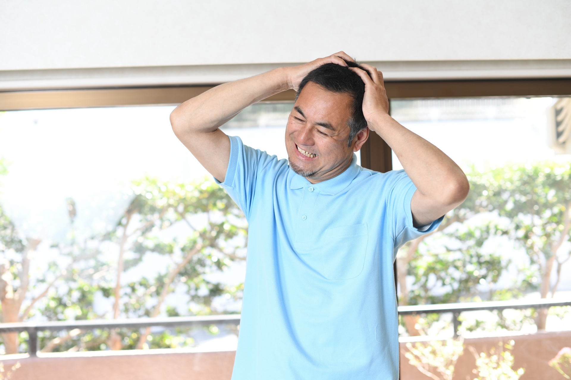 考え中のポロシャツを着た男性スタッフ