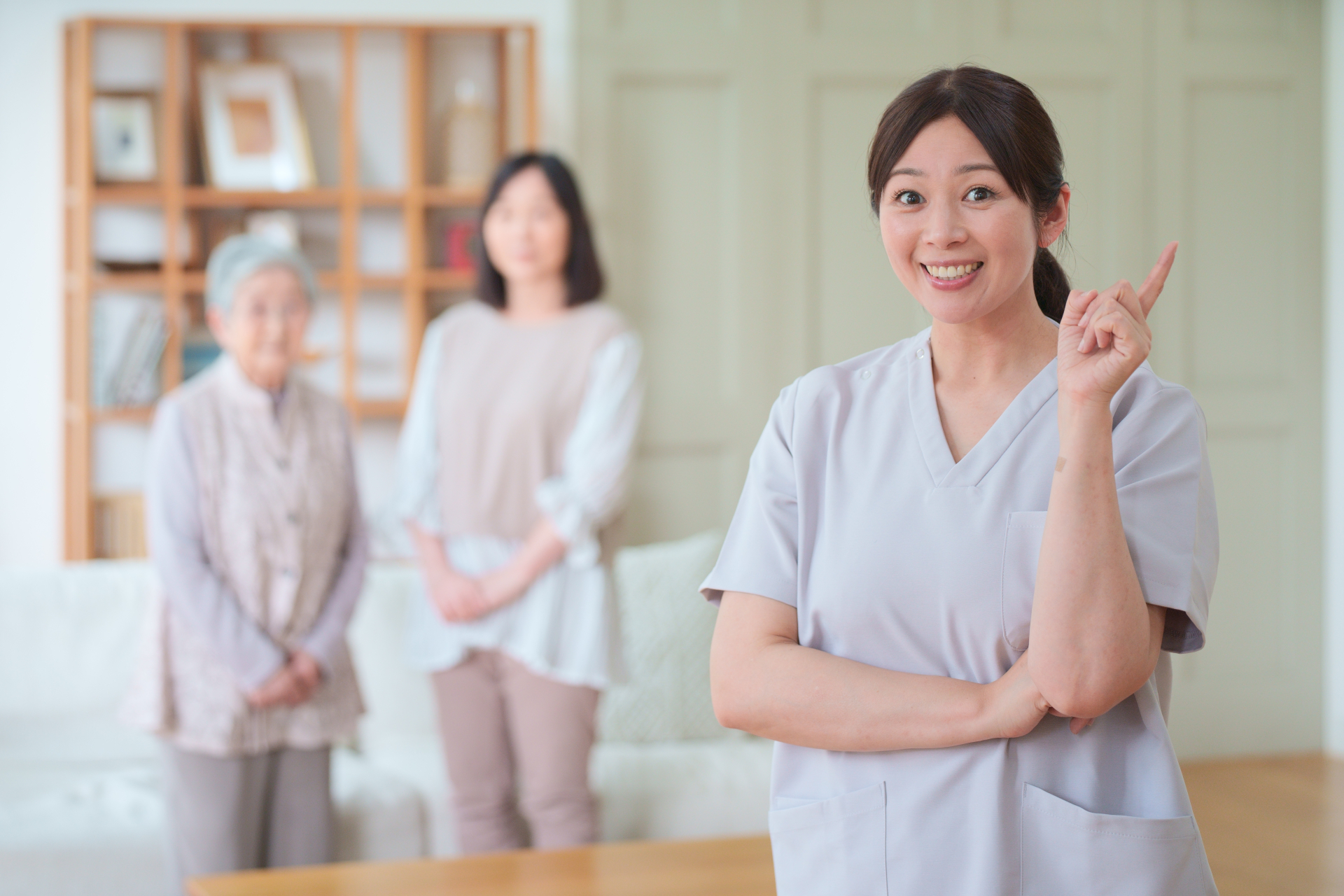 ワンポイント女性と奥に女性２人