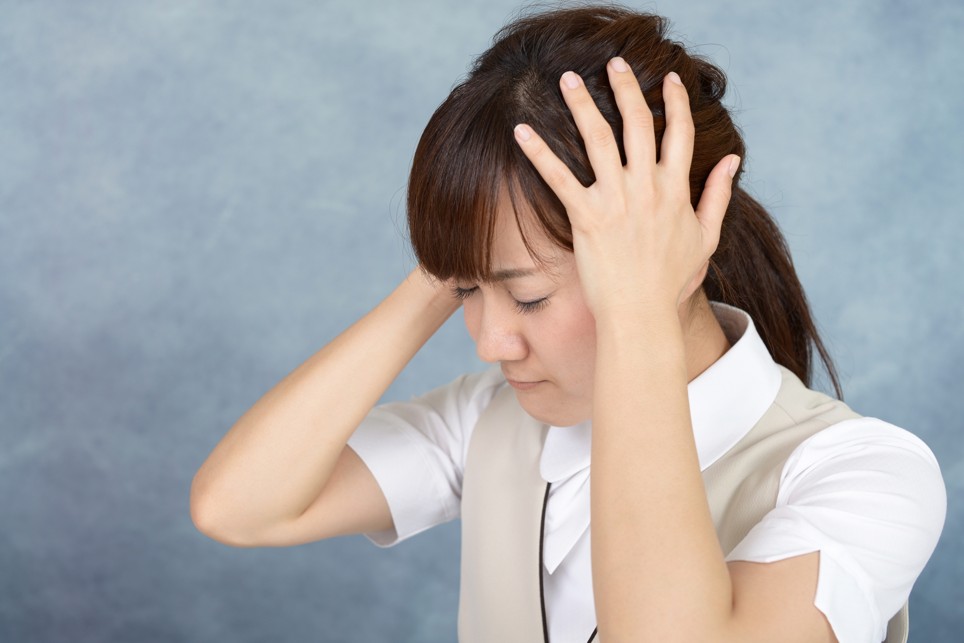 頭を抱える女性