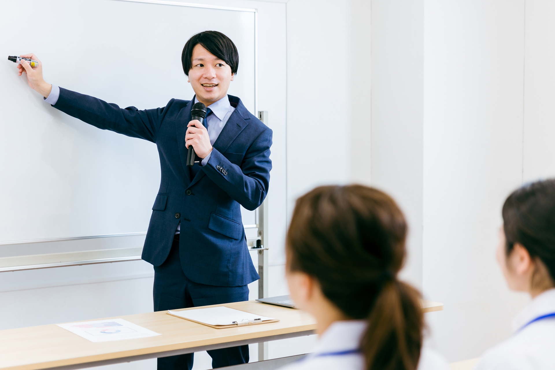 講習をする男性