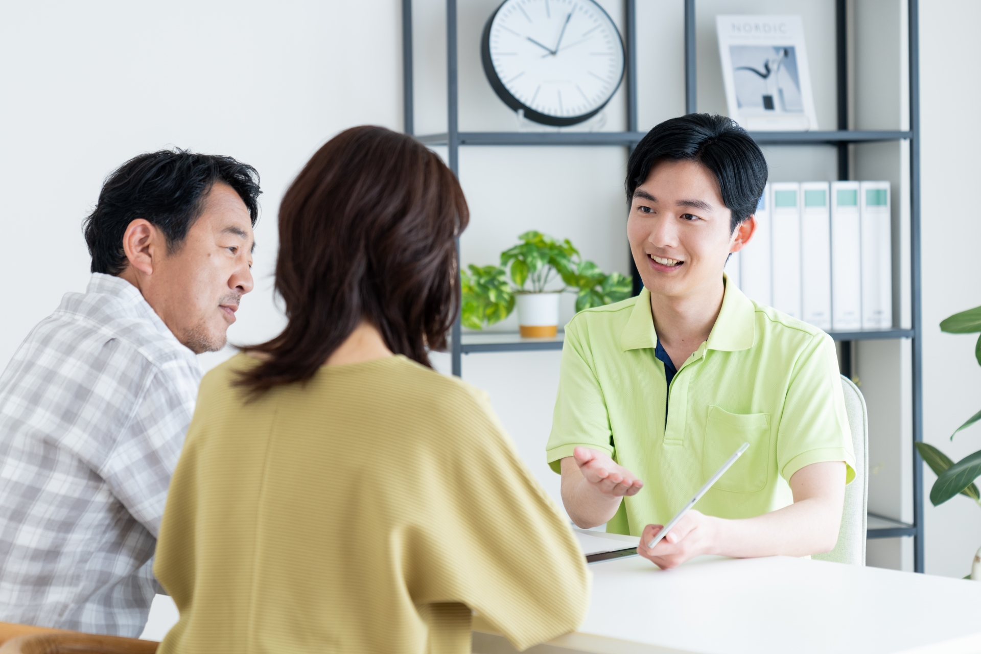 夫婦と話をする介護職員