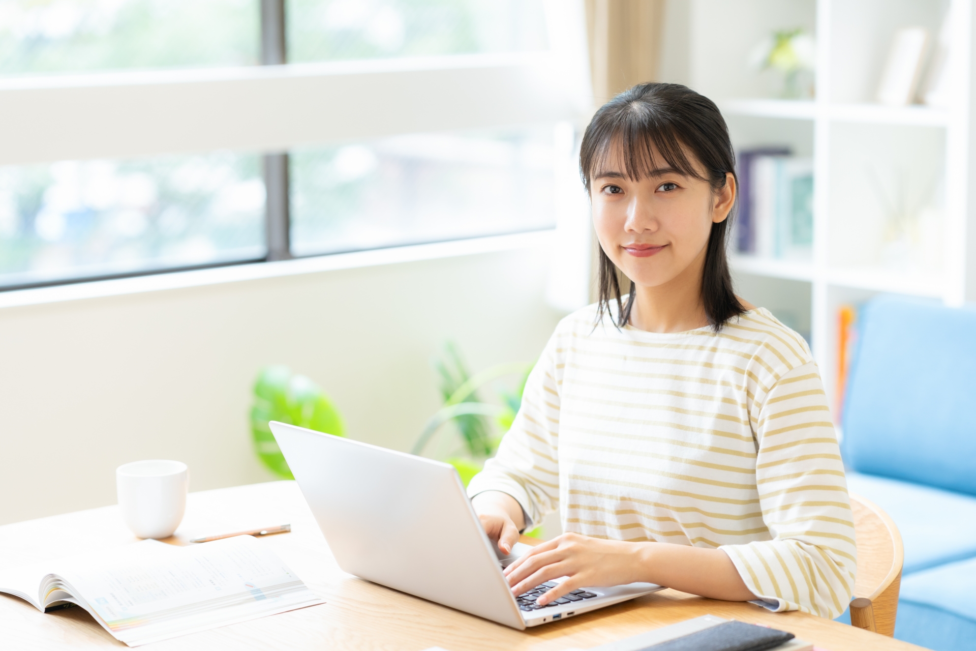 勉強をする女性