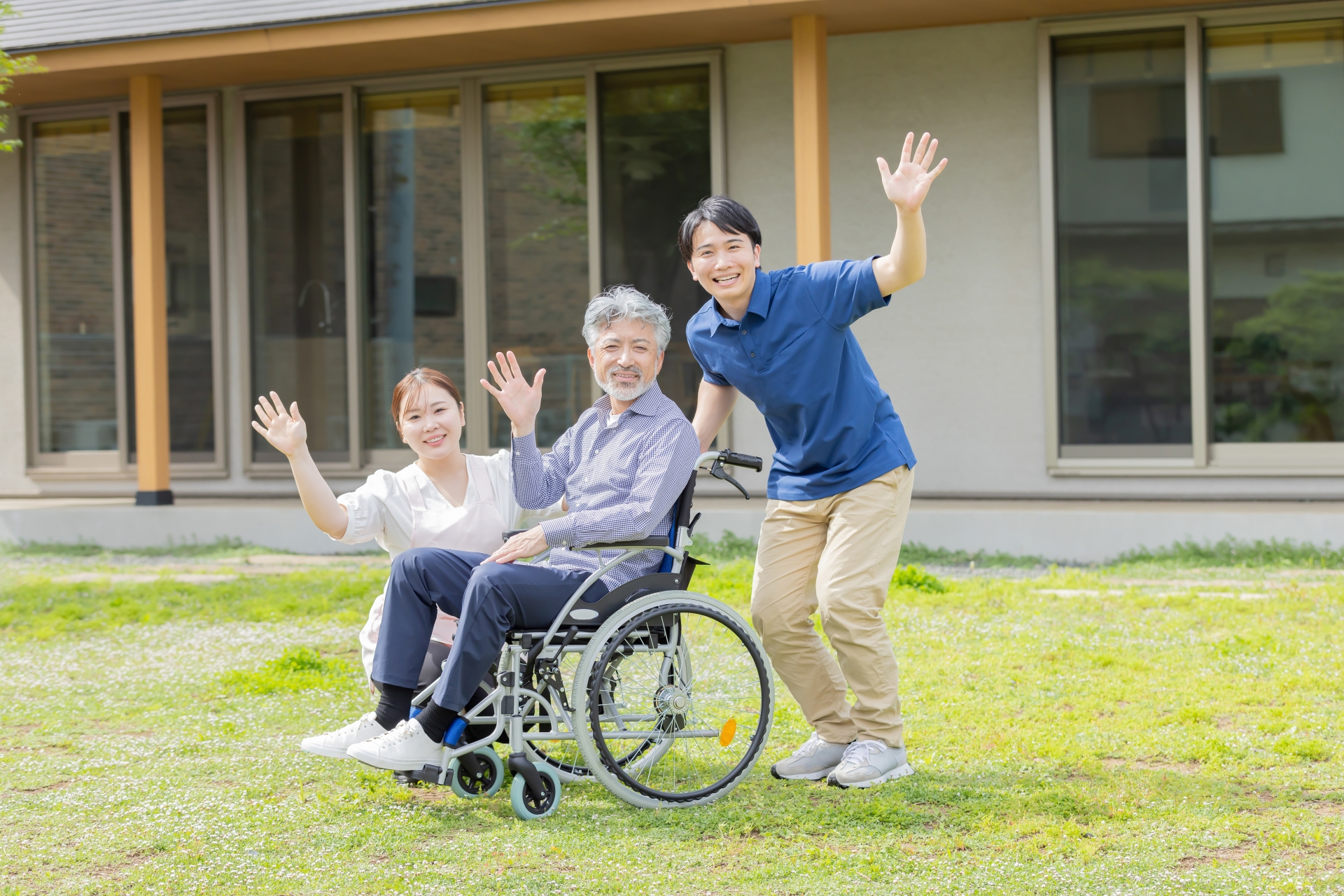 車椅子に乗ったシニア男性と介護士