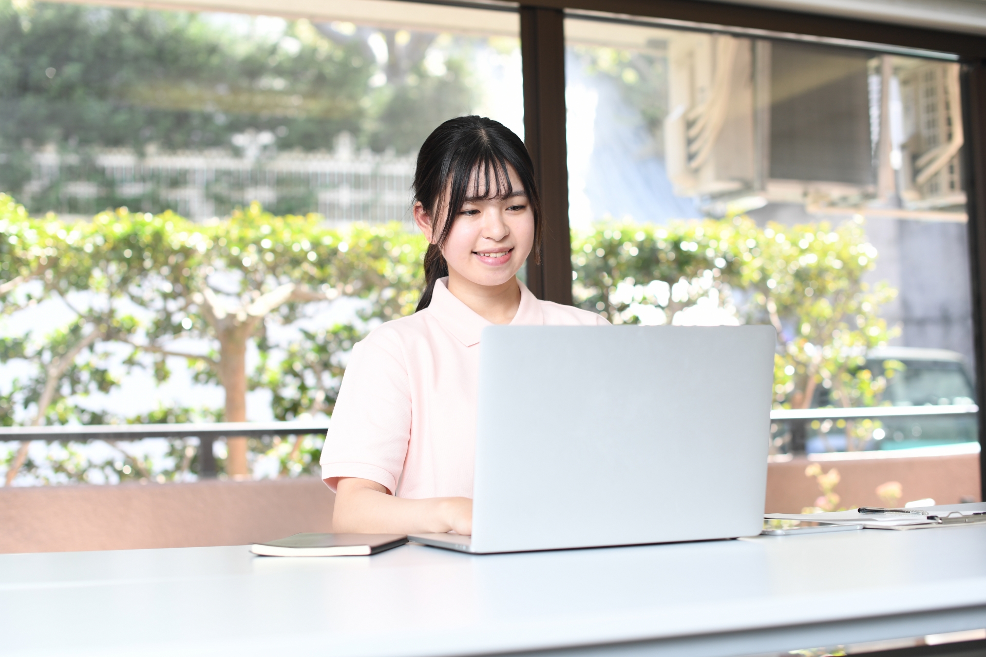 パソコン操作をする女性スタッフ